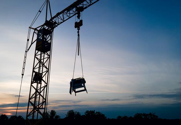 Auf den Baustellen in Schwerin könnten sie bald stillstehen: „Bagger, Kräne, Betonmischer – alle im ‚Ruhemodus‘. Das droht, wenn der Bau in den Streik rutscht“, warnt Jörg Reppin.