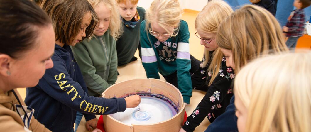 Beim Offenen Atelier im Frei-Zeit-Hort gab es neun kreative Stationen. Hier probierten sich die Kinder beim Farben schleudern, Foto: maxpress