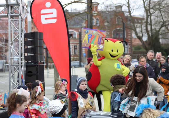 Fiete zeigte sich beim Auftritt der Kita „Wirbelwind“ auf der Schrubberparty begeistert vom umweltbewussten Engagement der Kinder, Foto: maxpress
