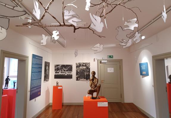 Exponate der Kreativwerkstatt sind bis zum 12. Februar im Schleswig-Holstein-Haus zu sehen, Foto: LHS/Michaela Christen
