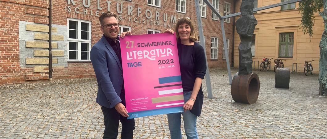 Präsentieren das Plakat der 27. Literaturtage: der Leiter des Kulturbüros Dirk Kretzschmar und Ulrike Just, Organisatorin der Literaturtage, Foto: Landeshauptstadt Schwerin