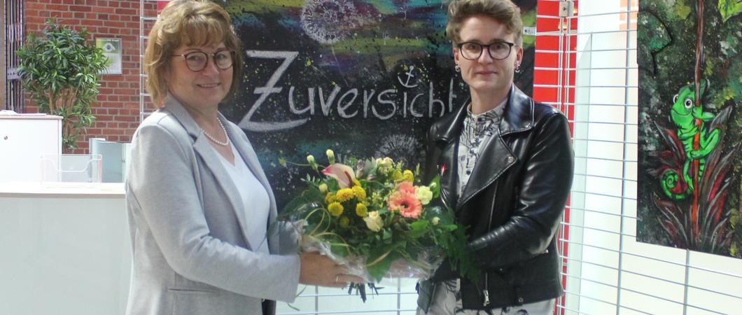 Die Botschaft auf der Webseite von Anja Gyra ist eindeutig: „Bunte Vögel fliegen freier“. Genauso farbig präsentiert sie sich in ihren Werken, die in der Kundenhalle am Marienplatz in Schwerin präsentiert werden.