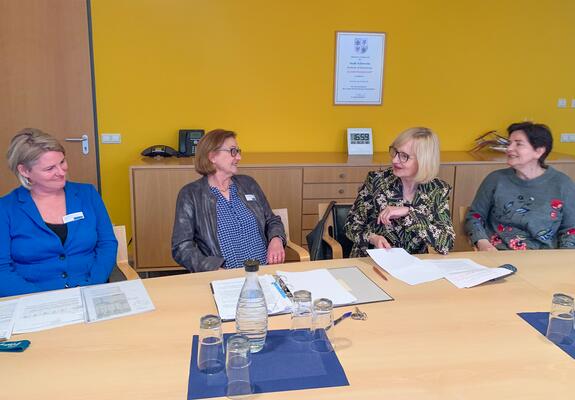 Bezieher von Leistungen zur Sicherung des Lebensunterhaltes nach dem SGB II bzw. SGB XII haben auch Anspruch auf Übernahme der angemessenen Unterkunftskosten