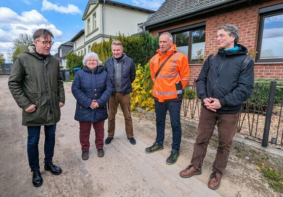 Schon vor mehr als zehn Jahren hat die Stadtvertretung den Ausbau und die Wiederherstellung von Fuß- und Radwegen entlang der Gadebuscher Straße im Ortsteil Lankow beschlossen.