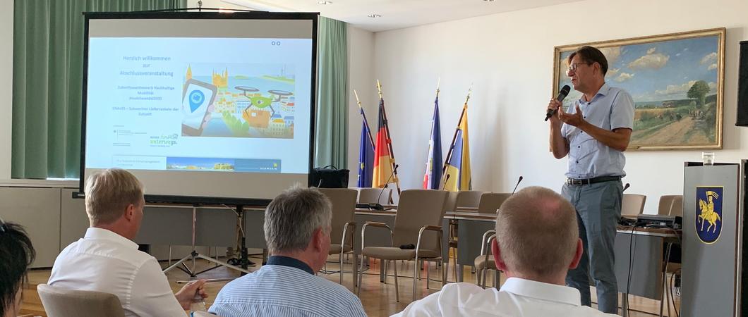 Der Dezernent für Bauen, Wirtschaft und Ordnung Bernd Nottebaum bei der Präsentation der Zielbilder im Demmlersaal des Rathauses, Foto: maxpress