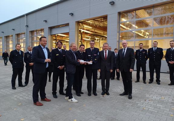 Berge Dörner (ZGM, 3.v.l.) übergibt den Schlüssel an Wehrführer Kai Kreibich (3.v.r.) im Beisein von Oberbürgermeister Rico Badenschier (2.v.r.) und Innenminister Christian Pegel (r.), Foto: Landeshauptstadt Schwerin
