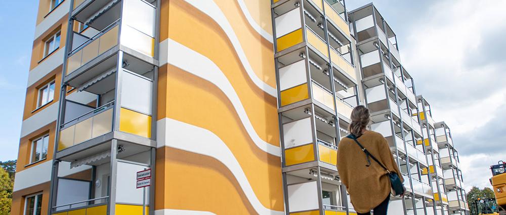 In der Pilaer Straße 25-31 gibt es eine frisch sanierte Fassade, Penthouse-Wohnungen und neuerdings Balkone