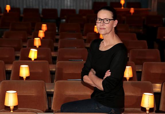 Die imposante Ausstellung von Katrin Schneider, mit Fotografien von Kinosälen, wird in den Schweriner Höfen gezeigt und von den Stadtwerken Schwerin unterstützt