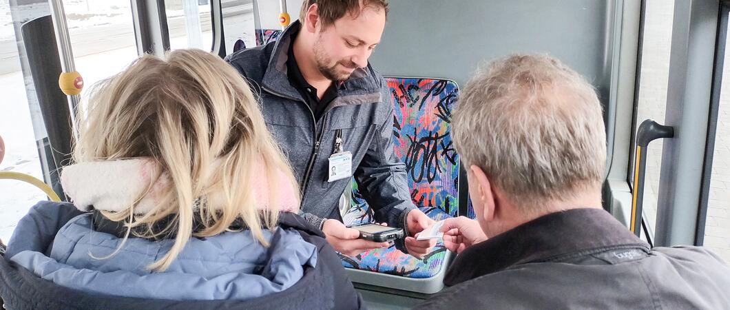 Im Januar hat ein neuer Dienstleister die Fahrausweisprüfung für den NVS übernommen. Der Vertrag mit dem vorherigen Unternehmen war ausgelaufen und wurde neu ausgeschrieben