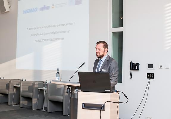 „Lehren und Chancen aus der Energiekrise“ ist das Thema des diesjährigen Energieforums Mecklenburg-Vorpommern. Dabei sind die Stadtwerke Schwerin, die Akademie Schwerin e. V., die Industrie- und Handelskammer zu Schwerin und die WEMAG.