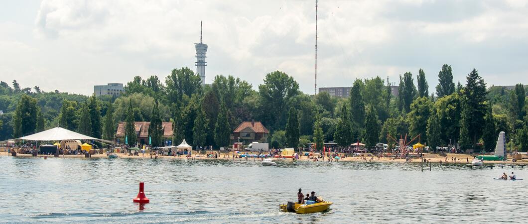 Viele Attraktionen gibt es für die Besucher beim Insel- und Strandfest. Fotos: maxpress, Stadtwerke, Google Maps