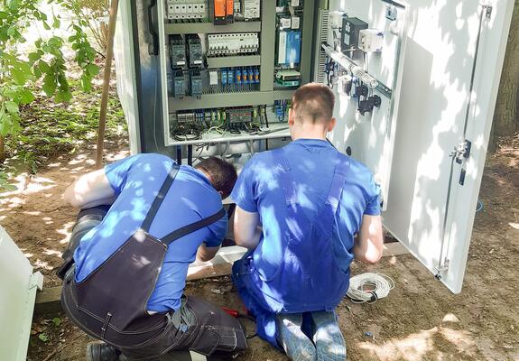 Das Abwasserpumpwerk Am Hexenberg nahe des Schweriner Zoos erhielt unlängst eine komplett neue elektrotechnische Ausstattung. Das Besondere daran: Zwei Auszubildende haben dieses Projekt geplant und umgesetzt.
