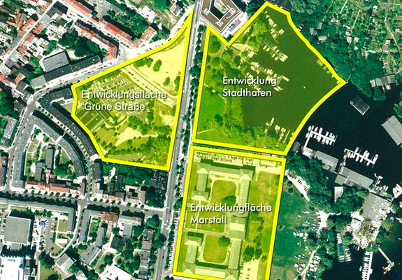Die Schaffung einer Schlosspromenade war bereits über 140 Jahre ein Thema. Der Baumeister Gustav Adolph Demmler hatte schon 1863 die Vorstellung entwickelt, von der Westseite des Schlosses aus den Franzosenweg fortzuführen – an der Werderstraße entlang