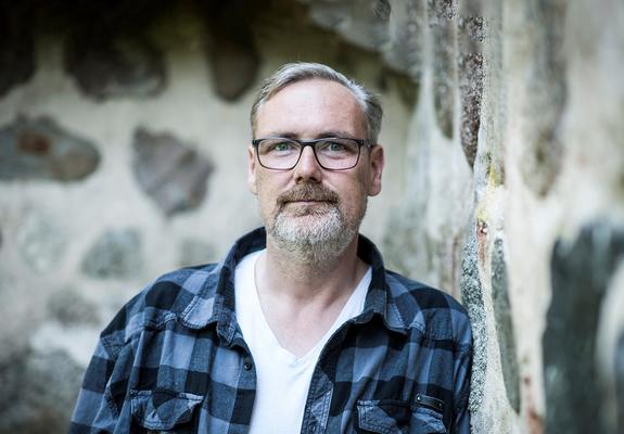 „Ich bin Dorfkind, Reporter und Radiohörer aus Leidenschaft. Aus dieser Mischung ist auch Dorf-Stadt-Kreis entstanden“, berichtet NDR-Reporter Thomas Naedler begeistert von seinem „Baby“ – dem wöchentlichen NDR-MV-Podcast „Dorf-Stadt-Kreis“.