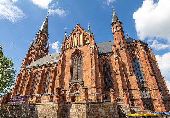 Zierlich und stark zugleich – so thront das Gotteshaus St. Paulskirche mit Herrschaftsstand erhaben über Schwerin. Erbaut im Jahr 1869, sind all ihre Bestandteile noch original erhalten.