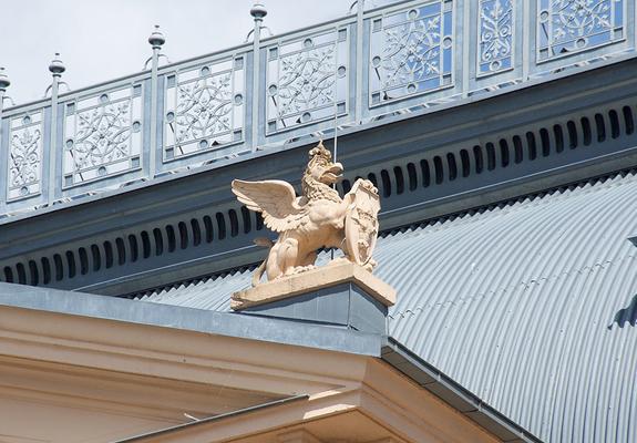 Doch wer am Staatstheater vorbeikommt,  kann auch von außen viel entdecken und einen Blick in längst vergangenen Zeiten wagen