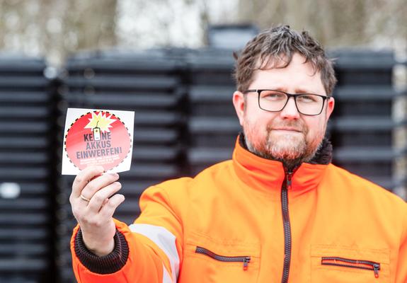 Doch wenn die Entsorgung ansteht, ist Vorsicht geboten. Denn dann können Lithium-Ionen-Batterien ihre brandgefährliche Seite zeigen