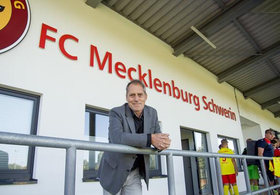 Andreas Ruhl spielt Gitarre, sprach im Vatikan über die Flüchtlingskrise, ist Präsident des FC Mecklenburg und schaut als ehemaliger Sozial- und Sportdezernent auf Schwerin, Fotos: maxpress