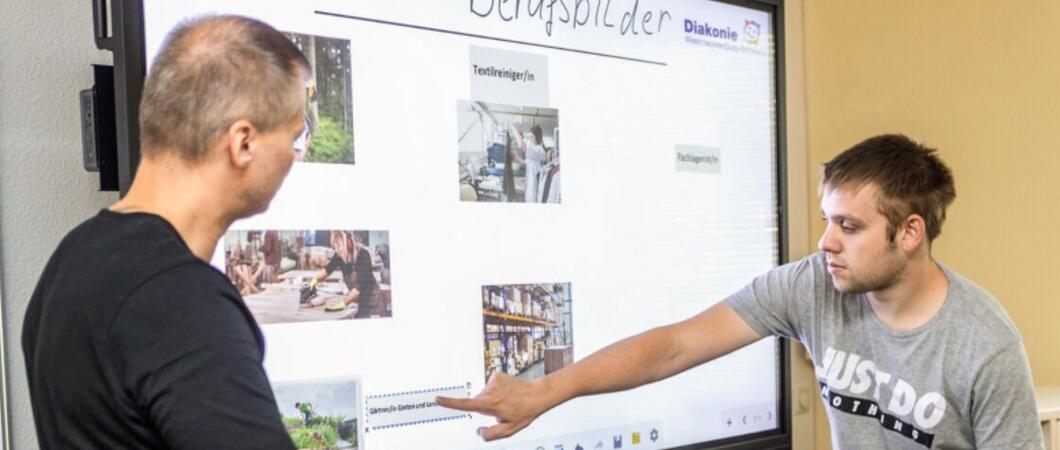 V.l.: Olaf Tünnemann im handlungsorientierten Unterricht mit Christoph Wulf, Foto: Ecki Raff