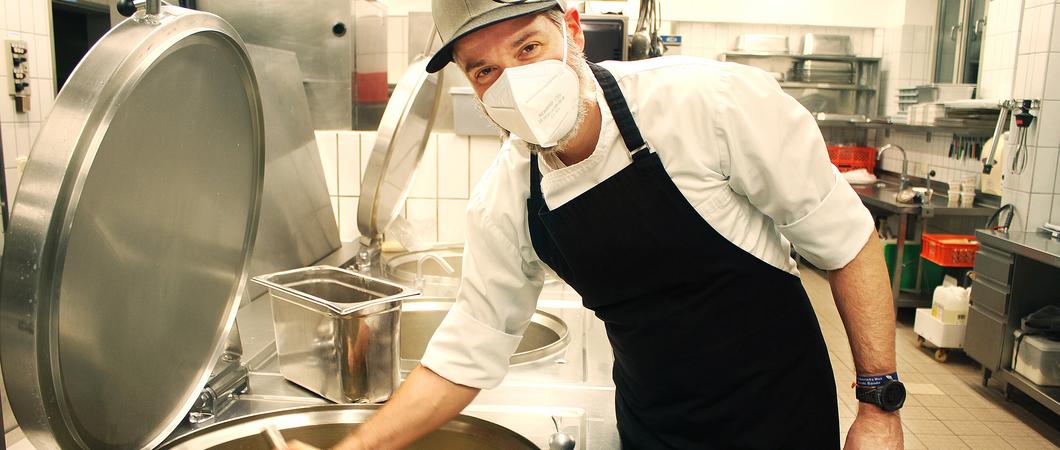 Ran an die Töpfe und los geht´s! Alexander Stoye freut sich auf die Vorbereitung für die neuen Wärmeorte, Fotos: Netzwerk für Menschen