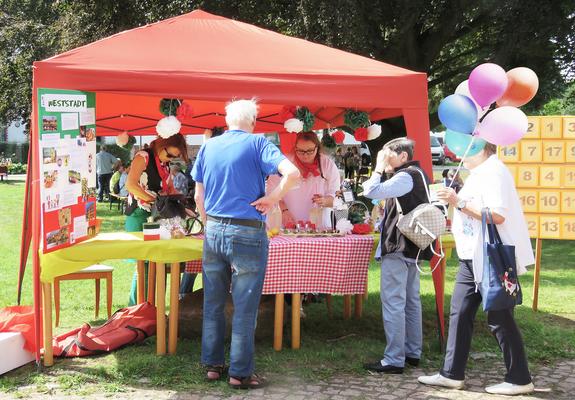 Es gibt einen guten Grund, jetzt den Kalender aufzuschlagen und sich den nächsten Termin einzutragen. Am Samstag, 25. Juni, von 14 bis 18 Uhr findet nämlich das Stadtteilfest der Schweriner Weststadt statt. Mit dabei ist auch das Netzwerk für Menschen