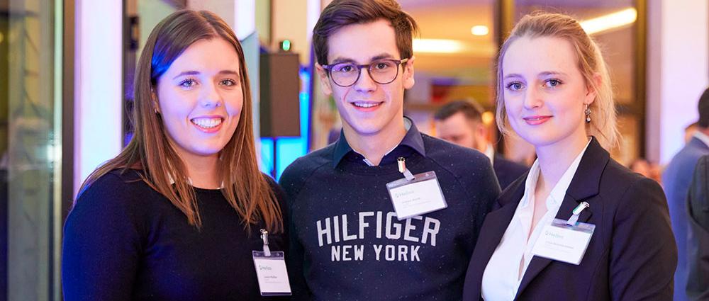 Louisa Mallien, Fabian Barth und Celia Drückhammer (v.l.n.r.) sind von der praktischen Ausrichtung ihres Humanmedizinstudiums begeistert