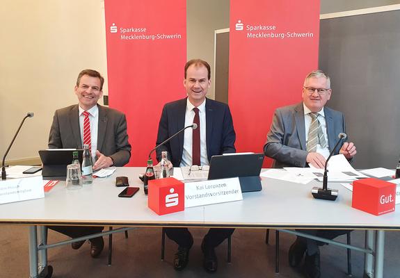 Der Vorstand der Sparkasse Mecklenburg-Schwerin zog im Rahmen des Jahrespressegesprächs eine erfolgreiche Bilanz für 2021 – das Jahr, in dem die Sparkasse auch ihren 200. Geburtstag feierte.