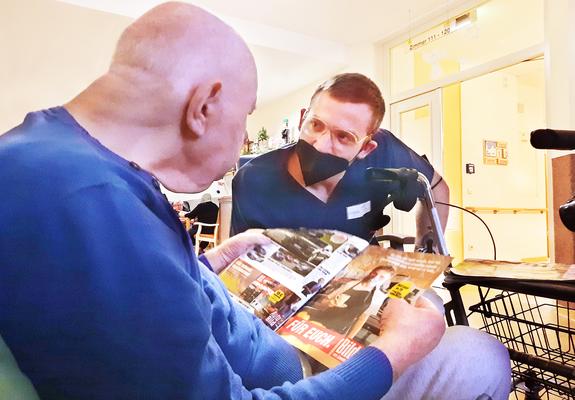 Die vielen Sofas im geschlossenen Dementen-Bereich laden die Bewohner und das Pflegepersonal ein, sich gemeinsam zu setzen und sprechen