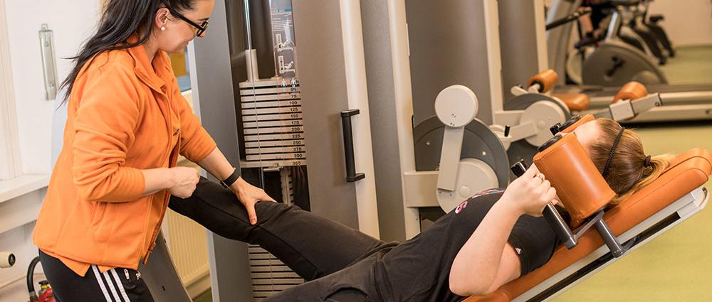 Unter Leitung eines Physiotherapeuten treffen sich zu festen Zeiten immer dieselben Teilnehmer
