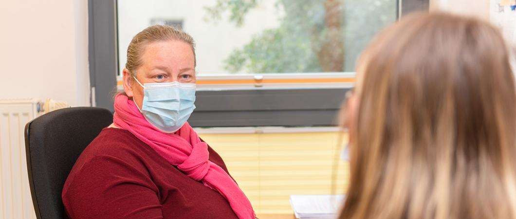 Die Reha ist nicht selten der übliche Weg, wenn es darum geht, nach einem Unfall oder einer OP wieder gesund und arbeitsfähig zu werden. Laut Sozialgesetzbuch dürfen Patienten dann entscheiden, in welcher Einrichtung die Reha erfolgen soll.