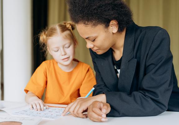 Das LOS Schwerin lädt am 29. März zu einer Online-Fortbildung für Lehrer ein, Fotos: Pexels, LOS