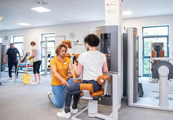 Während der ambulanten Reha steht Patienten ein Team aus Ärzten, Physio- und Ergotherapeuten, Masseuren, Sporttherapeuten, Psychologen sowie Sozial- und Ernährungsberatern zur Verfügung