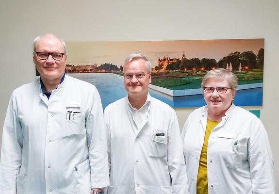 Johannes Bükki (Mitte) schloss seine ärztliche Ausbildung an der TU München in Innerer Medizin, Hämatologie und Onkologie ab, Foto: Helios