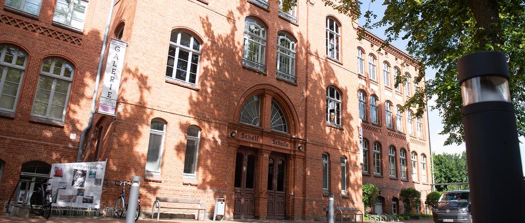 Unter dem Semestermotto „Digital vernetzt. Aktiv verbunden.“ werden über 300 Kurse von A wie Arabisch und Achtsamkeit bis Z wie Zeichnen an der Volkshochschule angeboten, Foto: maxpress
