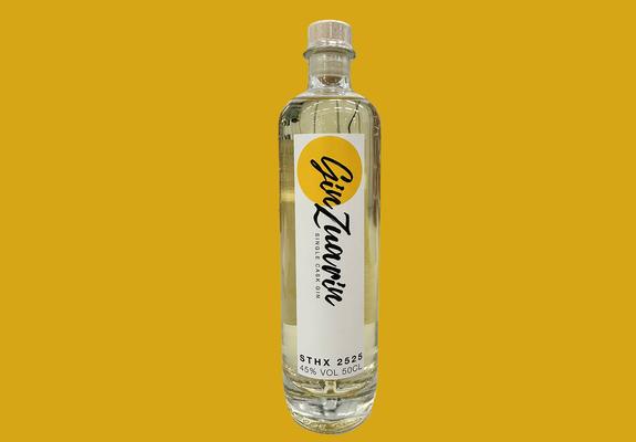 Mit einer Vision haben sich zwei Unternehmer aus Schwerin an ein neues Projekt getraut. Sie fragten sich: Wie schmeckt eigentlich ein Gin, der in einem eichernen Holzfass reifen darf, worin vorher der begehrte Ron Zuarin lagerte?