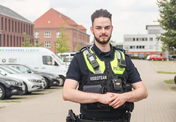 Bei einem normalen Einsatz Anfang Juli passiert es: Nachbarn beschweren sich bei der Polizei über ruhestörenden Lärm in einer Lagerhalle. Dort feiern junge Leute bei lauter Musik.