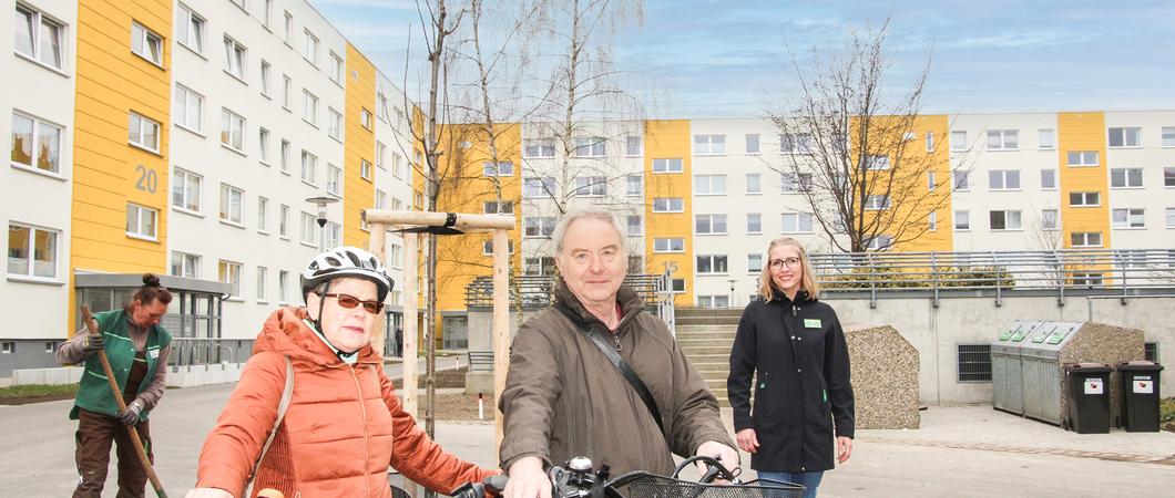 Das Ehepaar Sabine und Hans-Joachim Lück und WGS-Mitarbeiterin Antje Bannow vor der neu gepflanzten Eberesche in der Egdar-Bennert-Straße