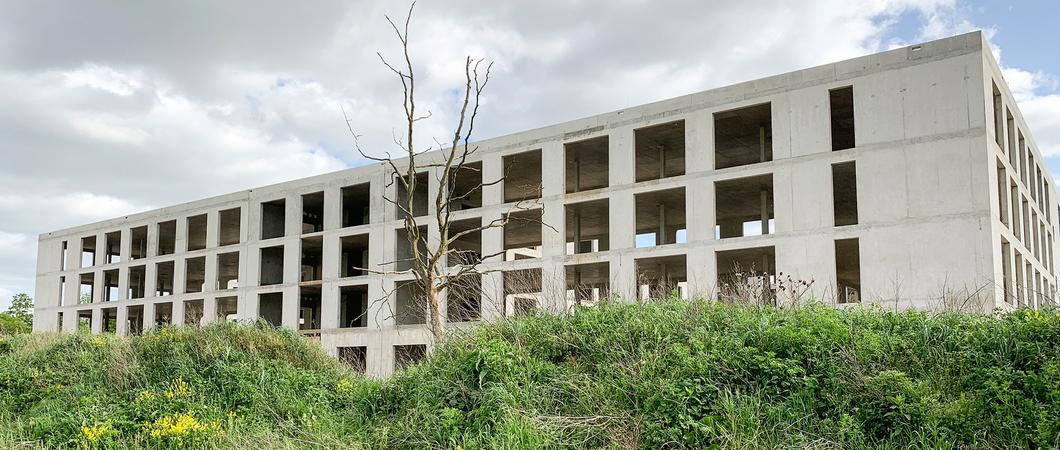 Keine Baumaschine, keine Handwerker und kein Fortschritt des Riesenprojektes: Die Arbeit ruht am zukünftigen Gebäude des Jobcenters in der Mendelejewstraße im Mueßer Holz.