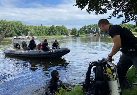 Die sechs Polizeitaucher um Tauchgruppenführer Andrej Tielebein werden normalerweise herangezogen, um Beweismittel, vermisste Personen oder Diebesgut unter Wasser zu finden.