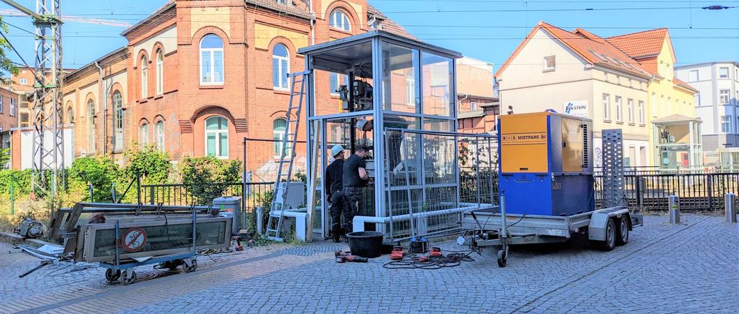Die Demontage der alten Aufzüge in der Fußgängerunterführung Lübecker Straße hat begonnen. Mit dem Abriss wird die Erneuerung und Vergrößerung der defekten Aufzugsanlagen vorbereitet. Diese sollen zukünftig auch für den Fahrradtransport nutzbar sein.