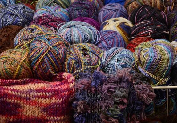 Johanniter suchen Strickerinnen und Wollspenden