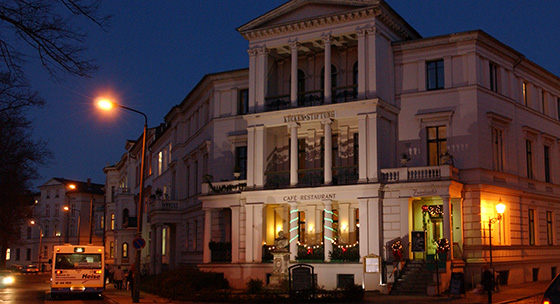 Stadtfuehrung-Schwerin Rundgang Nachwaechter Pfaffenteich-Restaurant-Friedrichs-Nachtstimmung c maxpress liste