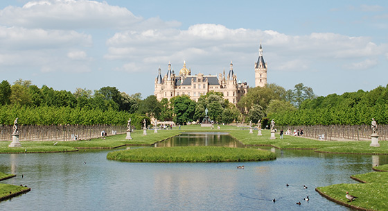 Stadtfuehrung-Schwerin Schlossgarten-Blick-zum-Schloss c maxpress-liste