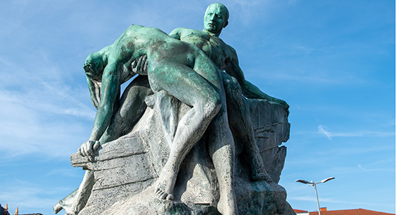 Skulptur-Denkmal-Rettung-aus-Seenot-Grunthalplatz-Schwerin c maxpress liste