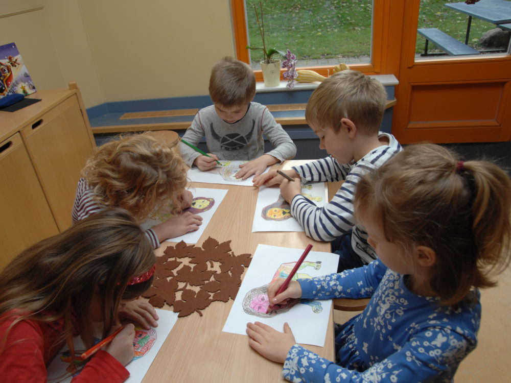 Die Köpfe sind konzentriert über die Malvorlagen gebeugt. Die Kids der Kita Löwenzahn geben sich Mühe. Über die Maltechnik wird diskutiert: „Man muss mit dem Stift ganz fest aufdrücken!”
