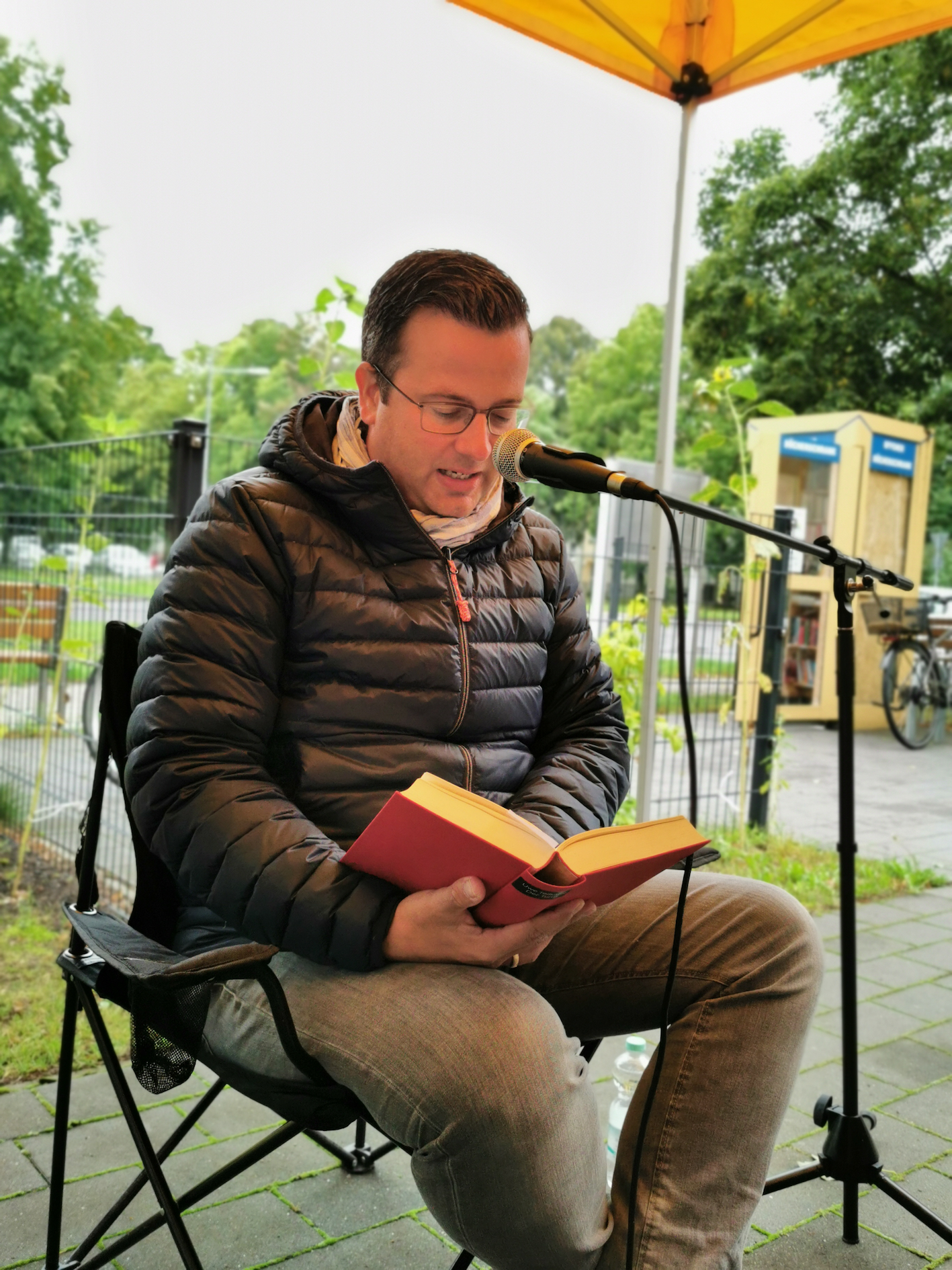 Sebastian Ehlers gab an der Tauschbox Lessingstraße in der Weststadt – in der er aufgewachsen ist – Passagen aus „Der Turm“ zum Besten,