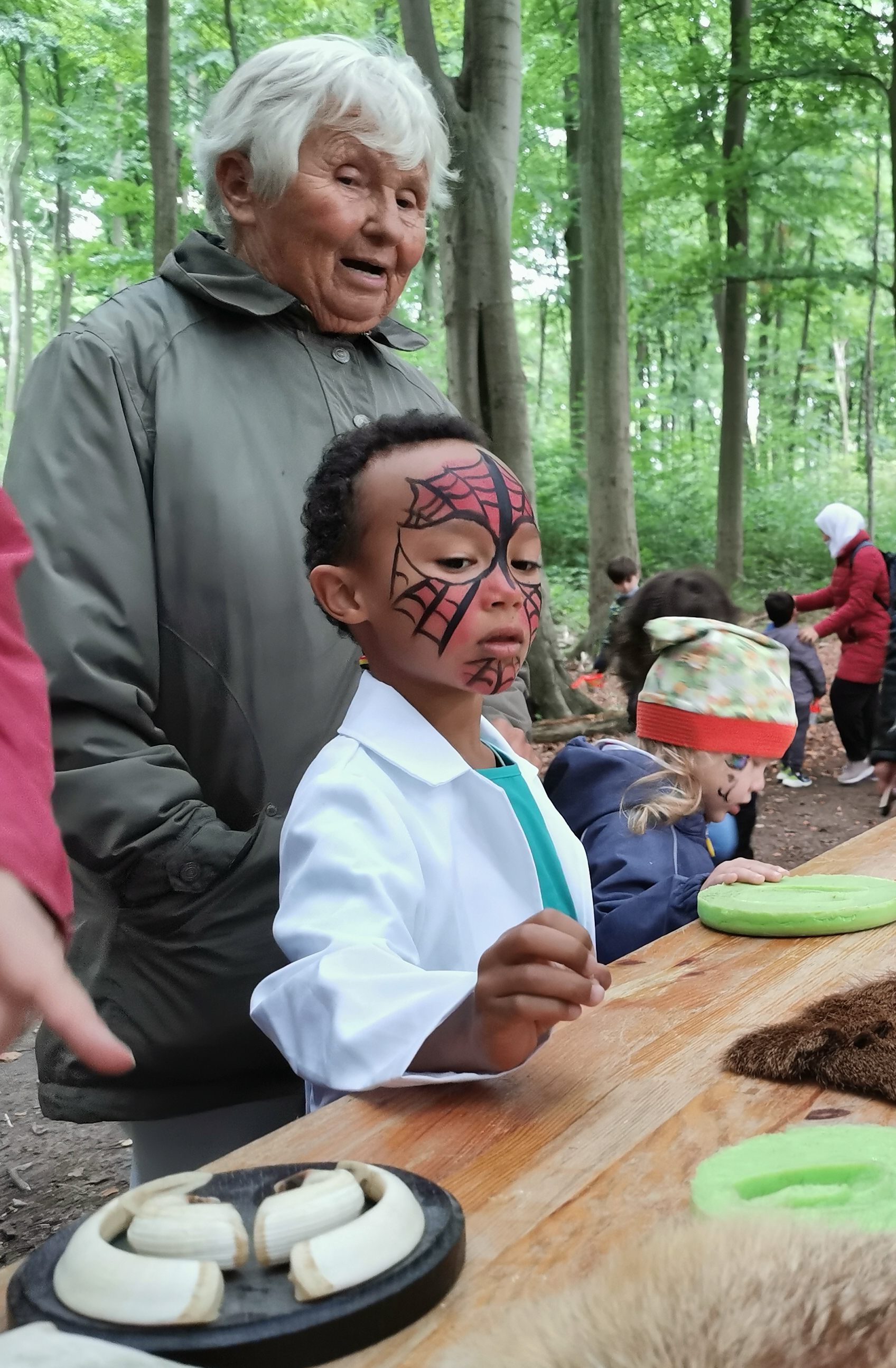 Anselm beäugte kritisch die Hauer eines Wildschweins. Förster hatten sie mitgebracht