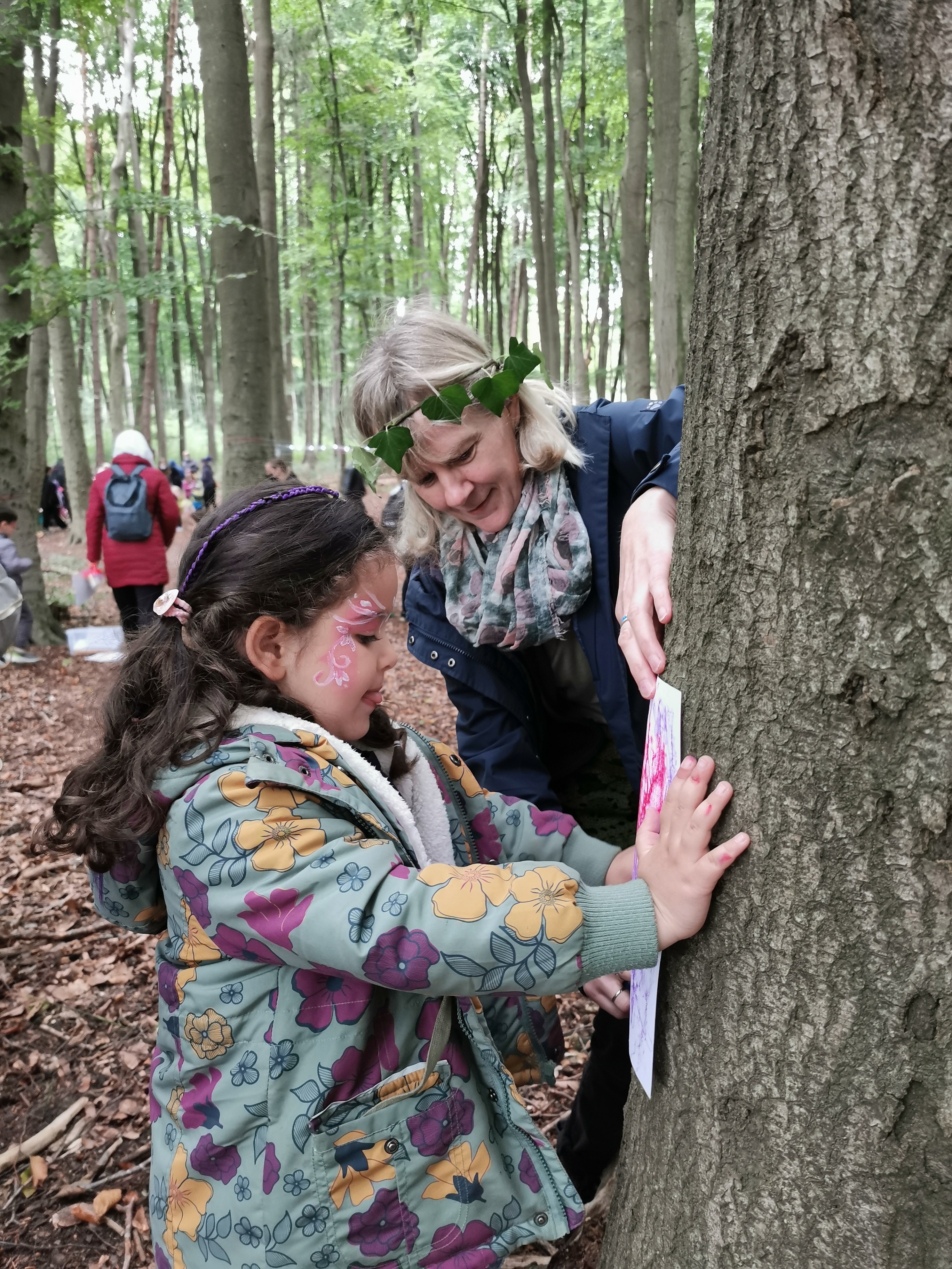 Lilia und die Pädagogische Fachkraft Sandra Koop beim Mustermalen mit Baumrinde