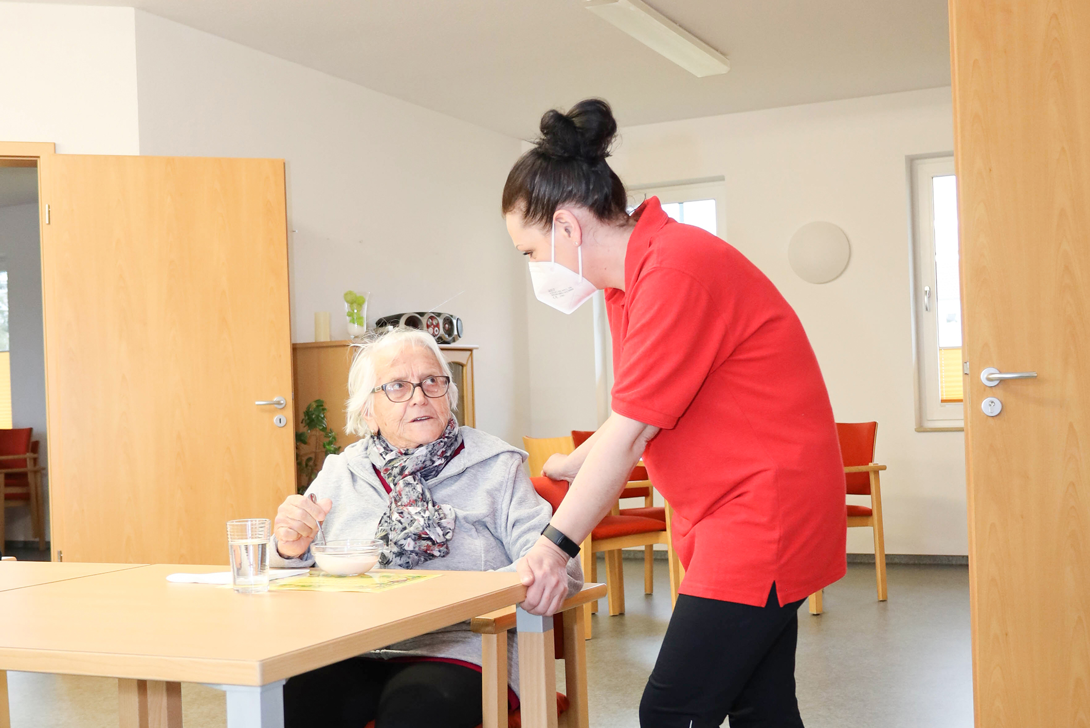 Christine Weber-Patynowski (r.) im Gespräch mit Tagesgast Waltraut Pohla