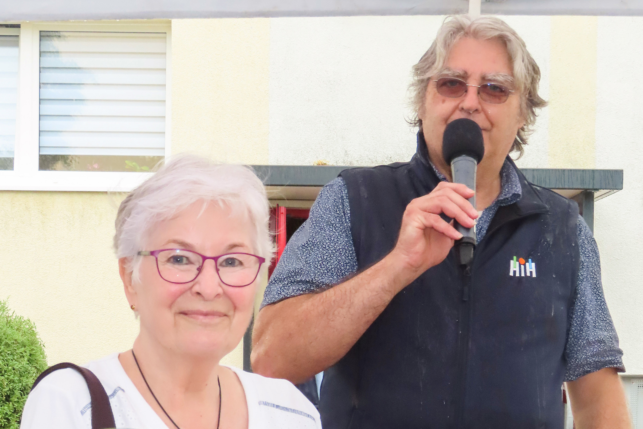 Die Mitbegründer des Treffs, wie Brigitte  Deparade (l.), bekamen Blumen zum Dank,